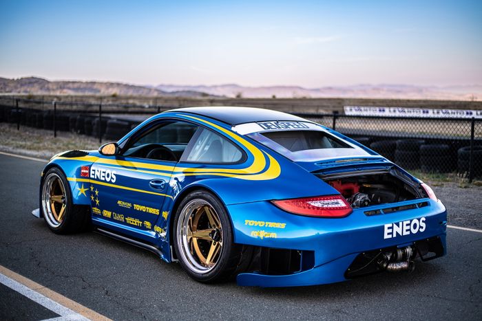 Modifikasi Porsche 911 GT3 dibalut livery ikonik Subaru dan pasang body kit VAD Design.