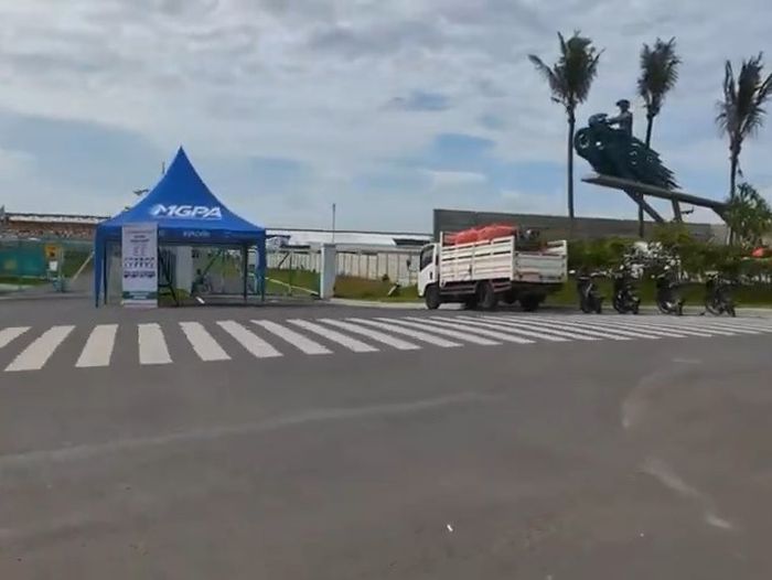 Salah satu gerbang sirkuit Mandalika pada H-1 World Superbike Mandalika 2022.