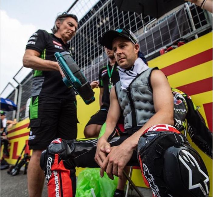 Jonathan Rea lakukan berbagai cara untuk mendinginkan tubuh usai di cuaca panas