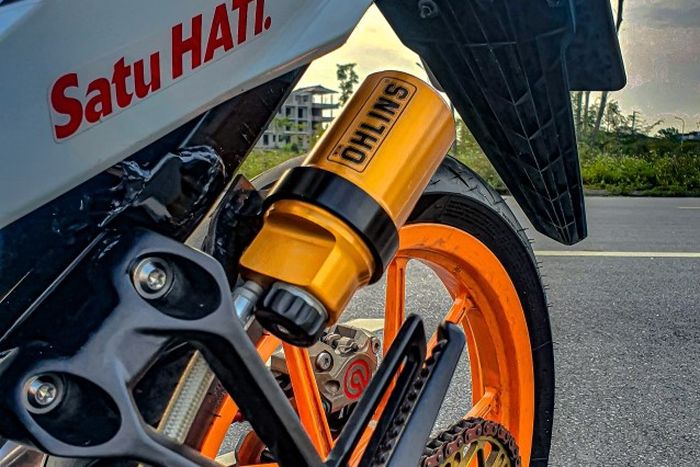 Suspensi belakang mengandalkan shock Ohlins