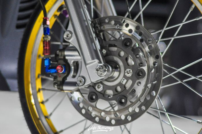 Kaki-kaki mendapat pelek Morad 17 inci dan pengereman berkaliper Brembo