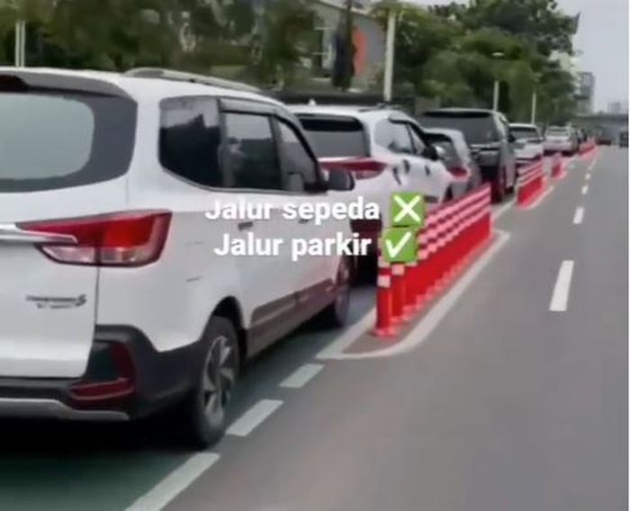 Deretan mobil yang parkir di jalur sepeda Jl Salemba Raya, Jakarta Pusat