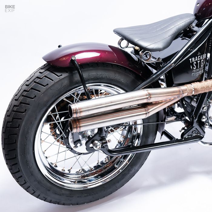 Sepatbor belakang kustom dan jok single seat dipasang sebagai penyempurna bagian buritan