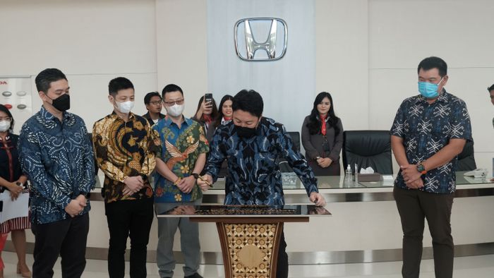 Kotaro Shimizu, President Director HPM saat meresmikan dealer Honda KMG Palu.