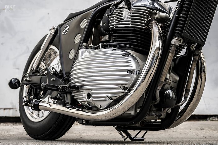 Sektor mesin mendapatkan aksesori berupa cover keren serta exhaust system kustom yang unik