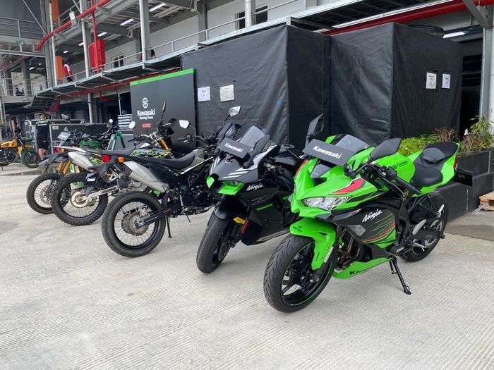 Kawasaki Ninja ZX-10R berada di barisan motor paddock Kawasaki Racing Team WorldSBK. 