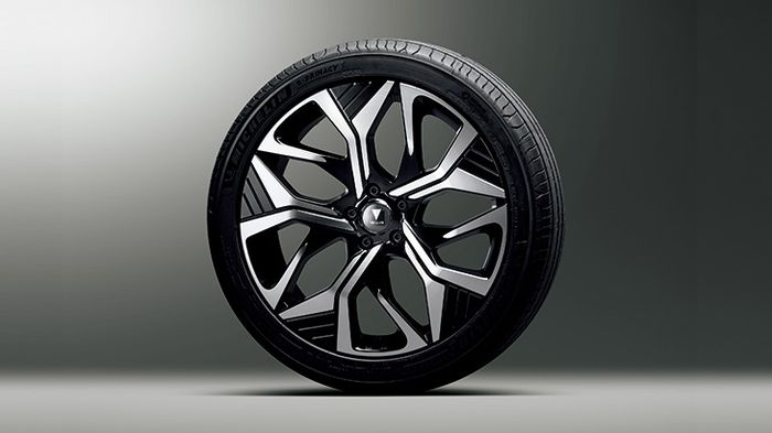 Modifikasi Toyota Crown baru dapat pelek WingDancer XVIII ukuran 19 inci