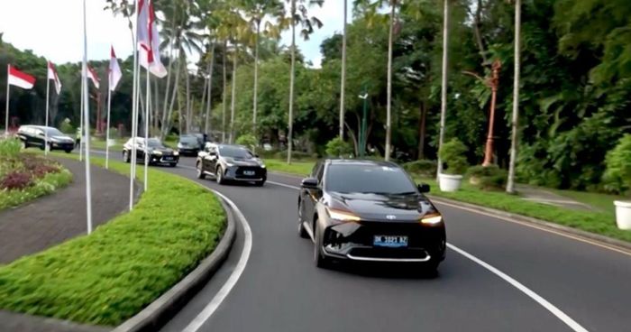 Toyota bZ4X Ikut Pameran Kendaraan Bermotor Listrik Berbasis Baterai di Bali
