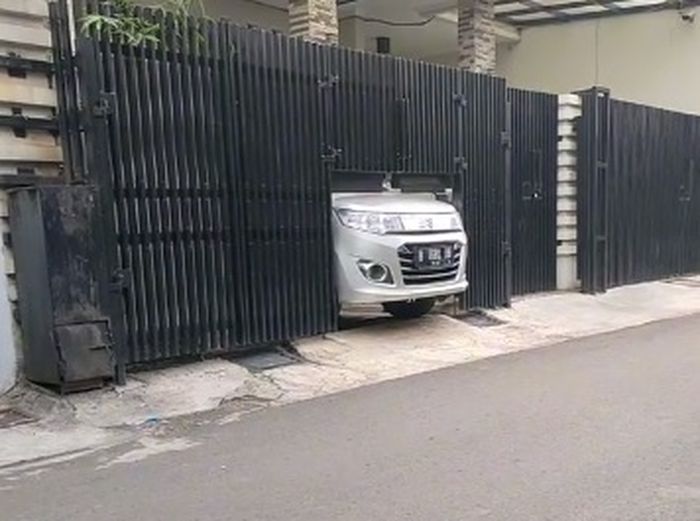 viral di TikTok Suzuki Karimun Wagon R nongol dari pagar rumah