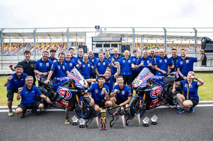 Toprak Razgatlioglu merayakan weekend sempurna di World Superbike Mandalika 2022 bersama tim PATA Yamaha with BRIXX dan BoD PT Yamaha Indonesia Motor Manufacturing (YIMM).