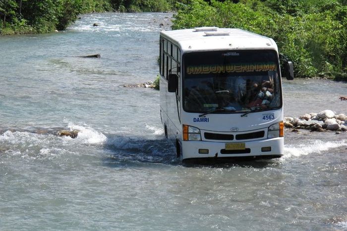 Armada bus perintis DAMRI kudu lewati sungai di wilayah terpencil.