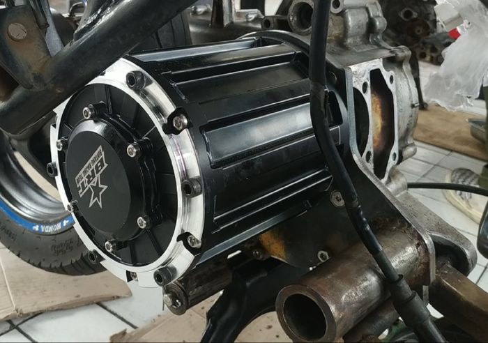 Posisi dinamo motor listrik saat terpasang ke crankcase kiri Honda BeAT