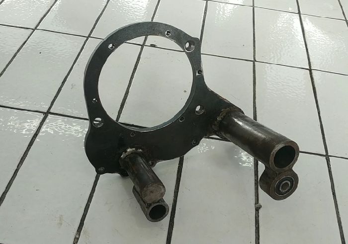 Bracket khusus untuk pasangkan dinamo motor listrik ke crankcase kiri motor matic