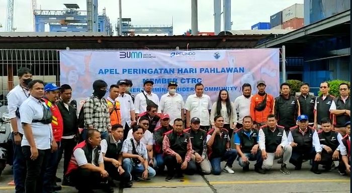 Sebanyak 67 anggota CTRC melakukan upacara peringatan Hari Pahlawan di halaman parkir gedung kantor PT IPC Terminal Petikemas, Tanjung Priok, Jakarta Utara.