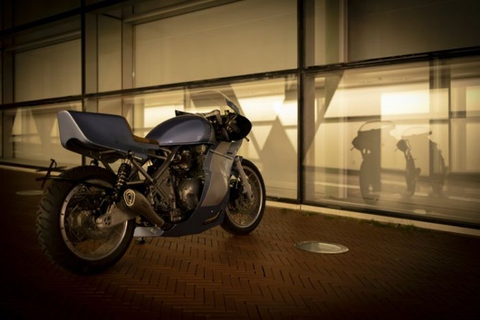 Kawasaki Zephyr 1100 retro superbike yang tampil keren