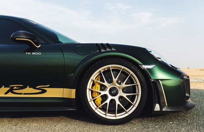 Modifikasi Porsche 911 GT2 RS TH 900 ditopang pelek model Y-Spoke berwarna White Gold Metallic