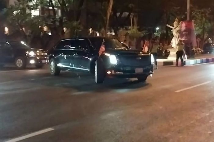 Wujud mobil kepresidenan Amerika Serikat Joe Biden, limosin lapis baja yang disebut super The Beast saat keluar dari Terminal Kedatangan VVIP Bandara I Gusti Ngurah Rai, Badung, Bali, pada Minggu (13/11/2022). 