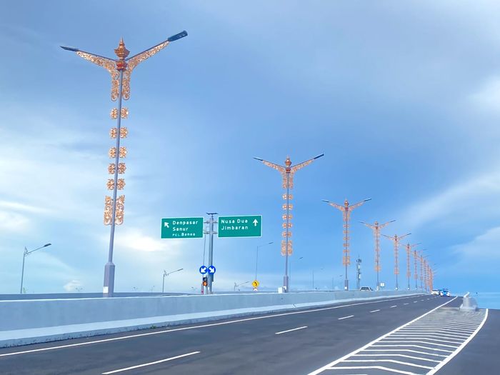 Penambahan budaya lokal Bali di ornamen Penerangan Jalan Umum (PJU) Jalan Tol Bali Mandara.
