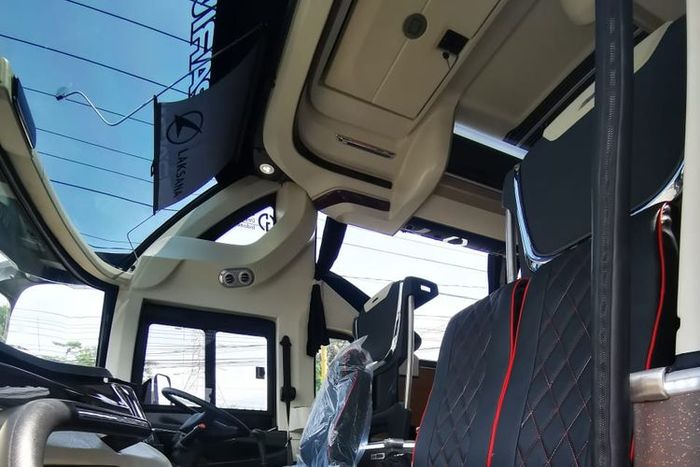 Bangku penumpang tepat di belakang sopir bus AKAP disebut hot seat
