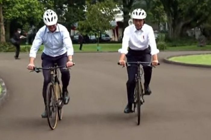 Presiden Joko Widodo dan PM Australia Anthony Albanese saat bersepeda di Kebun Raya Bogor, Senin (6/6/2022). Jokowi Rayu PM Australia bawa lithium.