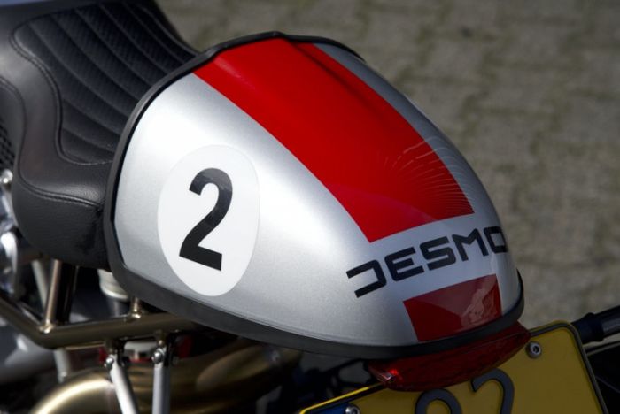 Subframe diganti baru dan dipasang buntut kustom khas cafe racer