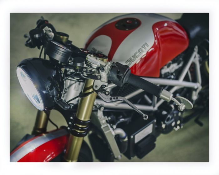 Tangki kustom dipadukan dengan kokpit minimalis