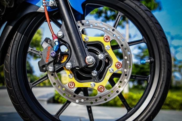 Kaki-kaki mendapatkan pelek Daytona dan pengereman Brembo