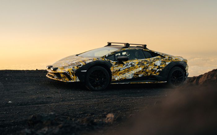 Lamborghini Huracan Sterrato saat pengetesan off-road.