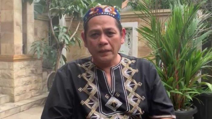 Anggota DPRD Kota Bekasi Arif Rahman Hakim menyampaikan keterangan tentang kasus tabrak lari yang menimpa anaknya, Muhammad Naufal Rahman (25), di kediamannya, Harapan Jaya, Kecamatan Bekasi Utara.