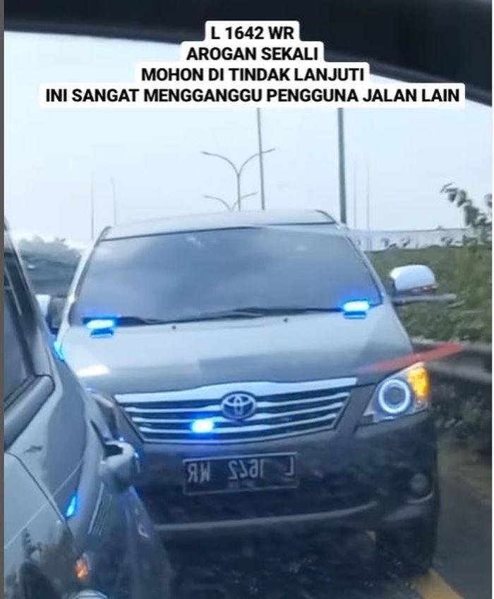 Toyota Kijang Innova L 1642 WR arogan minta jalan pakai strobo dan rotator