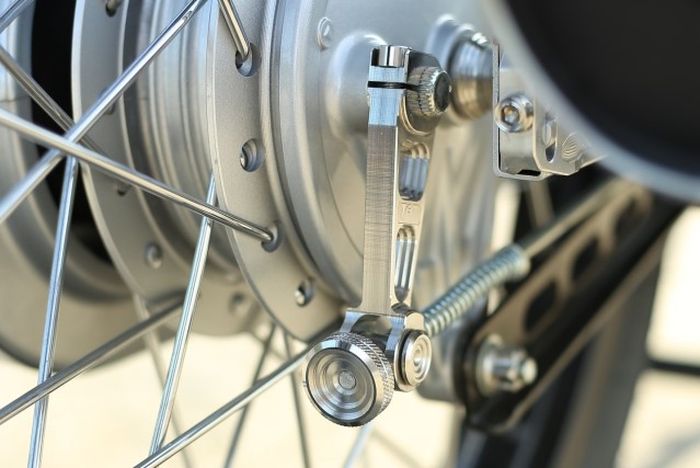 Rem belakang masih tetap standar dengan model tromol