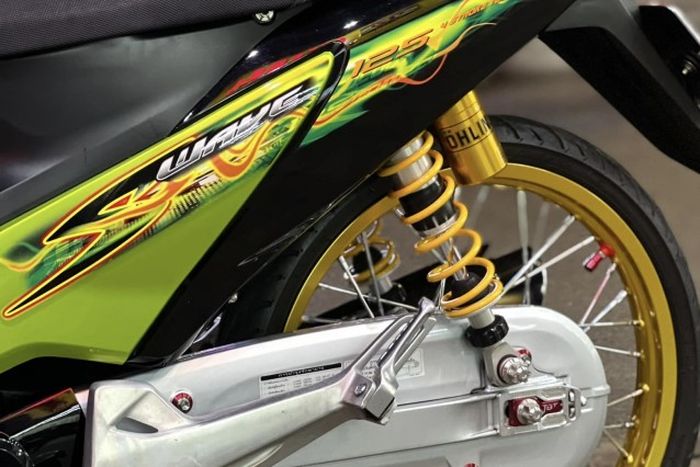 Suspensi belakang pakai shock Ohlins