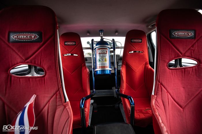 Tampilan kabin modifikasi Toyota Hilux dipasangi jok Kirkey 55 Series Pro Street Drag