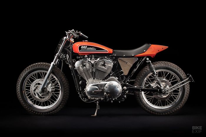 Konsepnya berupa replika Harley-Davidson XR750 yang legendaris