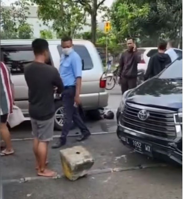 Pengendara Honda Scoopy terkapar di bawah kolong Isuzu Panther usai dihantam dari belakang oleh Toyota Kijang Innova AB 1587 UH di Jl Slamet Riyadi, Solo, Jateng