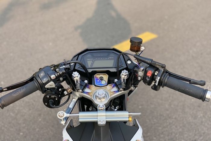 Tampilan area kemudinya yang penuh aksesori