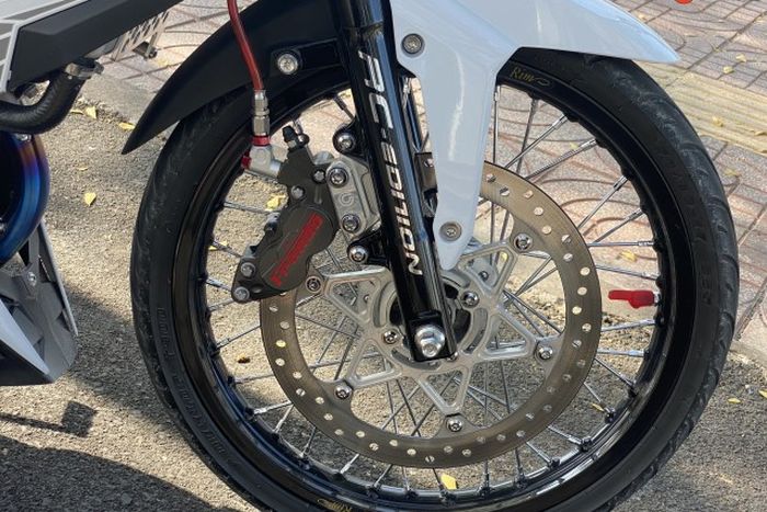 Kaki-kaki mendapatkan pelek jari-jari dan pengereman baru