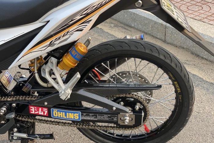 Suspensi belakang pakai shock Ohlins
