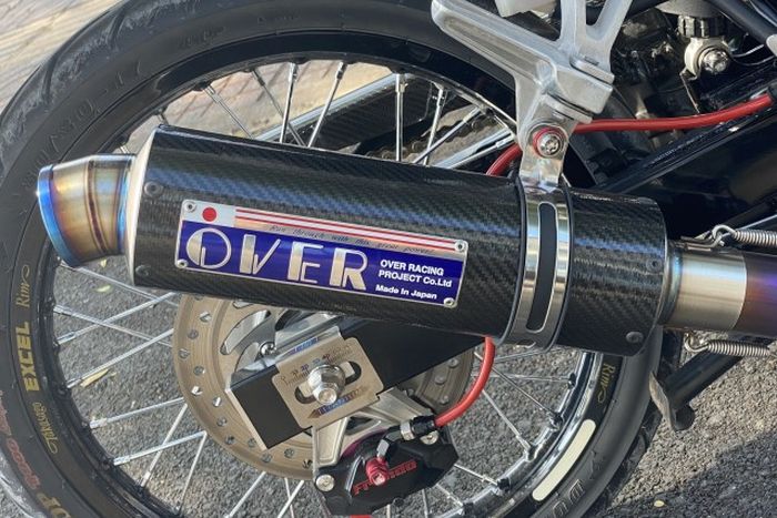 Mesin mendapatkan knalpot Over Racing karbon