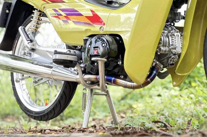 Mesin diberi pemanis leher knalpot titanium