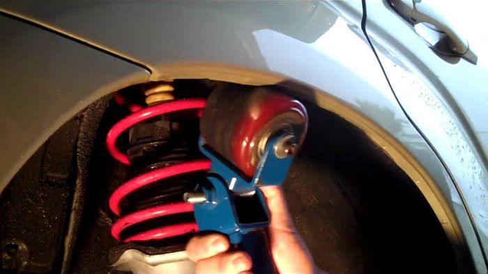 Melipat bagian 'daging' pelat di dalam fender agar tidak gesrot