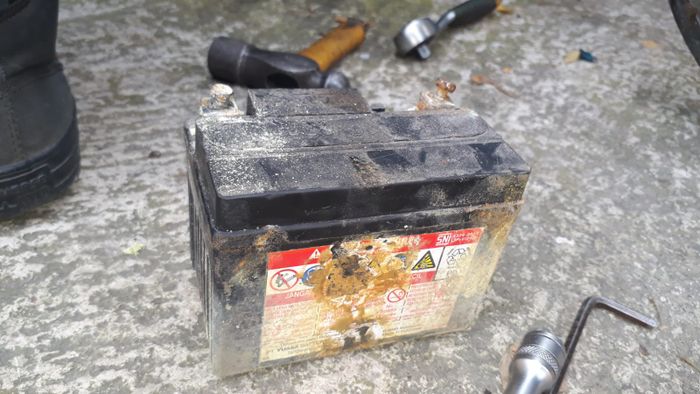 Kondisi aki motor yang sudah tidak layak