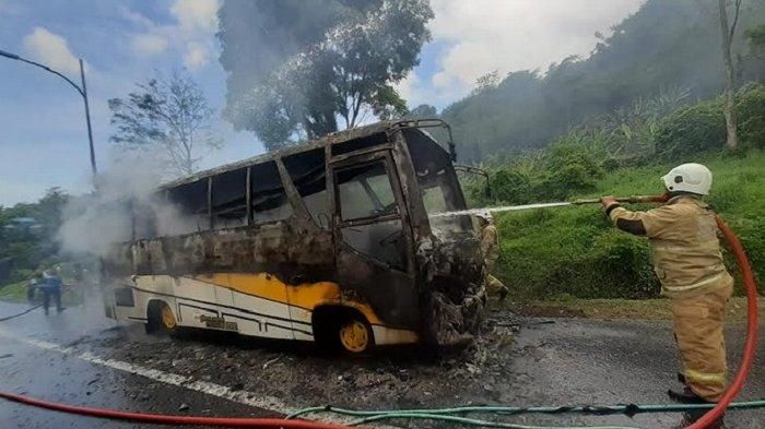 Proses pemadaman bus pariwisata asal Jakarta yang terbakar hebat di ruas tol Semarang-Solo KM 425