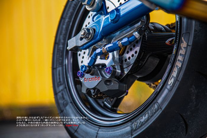 Rem belakang diupgrade memakai kaliper Brembo dua piston