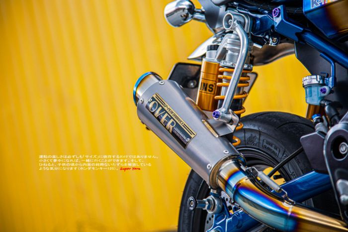 Suspensi belakang pakai shock Ohlins lalu mesinnya diberi knalpot Over Racing
