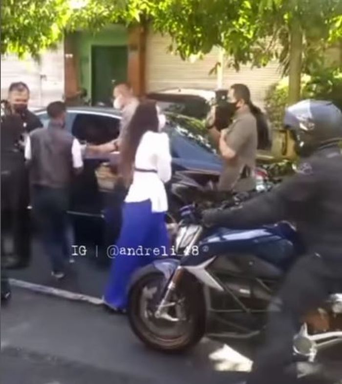 Sosok wanita berbaju putih dan bercelanan biru yang menerobos iring-iringan mobil presiden Joko Widodo
