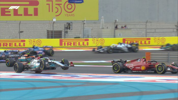 Lewis Hamilton bersenggolan dengan Carlos Sainz di Tikungan 6 F1 Abu Dhabi 2022 (20/11)