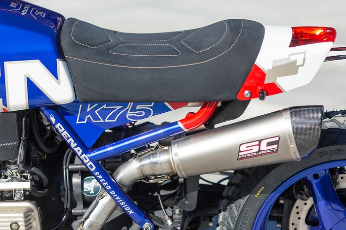 Buntut Moto Guzzi Griso yang serasi dengan muffler SC Project serta jok kustom