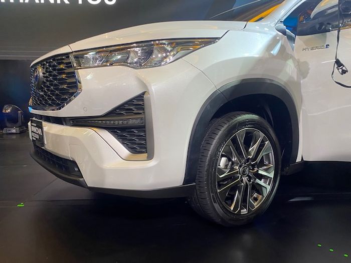 Roda lebih dekat ke bemper agar sudut approach angle saat menaiki tanjakan terjal lebih aman.