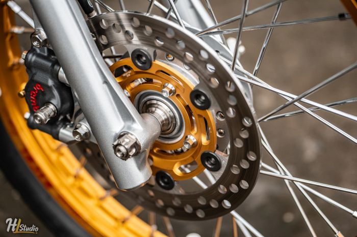 Kaki-kaki dapat pelek Excel dan set pengereman Brembo